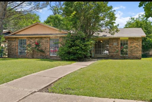 New! Fun just 20 min from Dallas 3-BRM Home - Housity