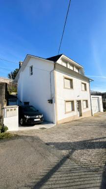 A casa dos avós - Spacious house with garage in Noia - Housity