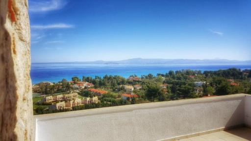 Bungalow White Tennis Apartments & Suites - Housity