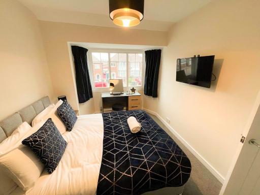 Arden House -Modern, Stylish 3-bed near Solihull, NEC, Resorts World, Airport,HS2 - Housity