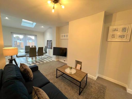 Arden House -Modern, Stylish 3-bed near Solihull, NEC, Resorts World, Airport,HS2 - Housity