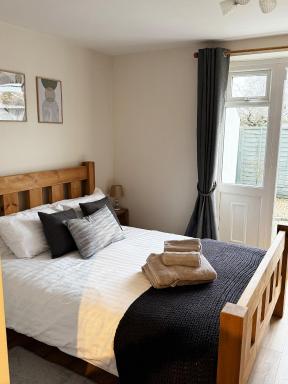 Wayside, Yorkshire Wolds Holiday Home, Sleeps 4, Parking - Housity