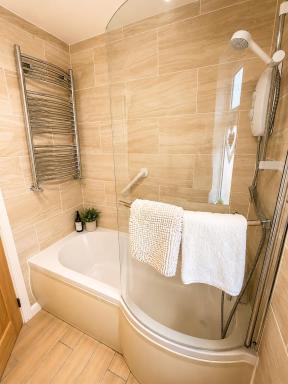 Wayside, Yorkshire Wolds Holiday Home, Sleeps 4, Parking - Housity