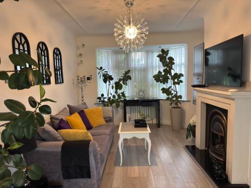 Luxury 5* Home with Secret Garden and Free Parking - Housity