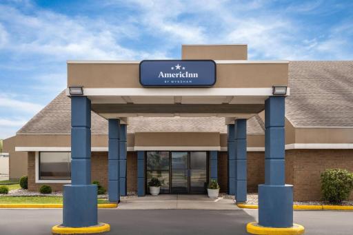 AmericInn by Wyndham Marshfield - Housity