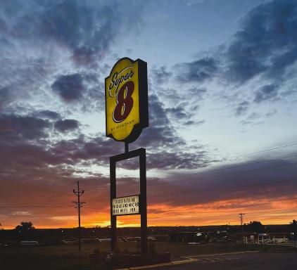 Super 8 by Wyndham Miles City - Housity