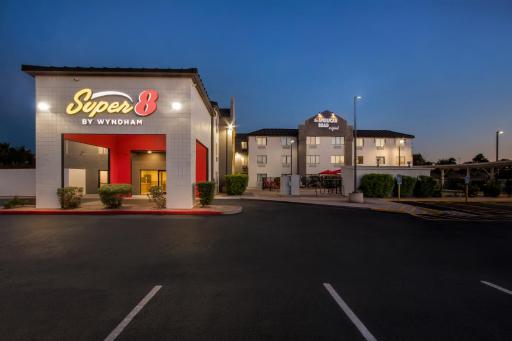 Super 8 by Wyndham Mesa Gilbert - Housity
