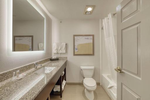 Comfort Suites Milwaukee Airport - Housity