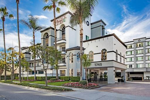 Peacock Suites - Housity