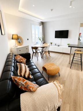 Stunning City Centre Penthouse with Private Balcony - Grand Central House - Housity
