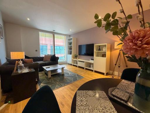Spacious Luxury Waterfront Apartment - Housity