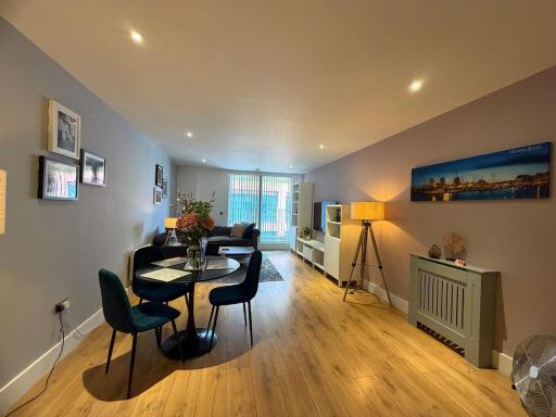 Spacious Luxury Waterfront Apartment - Housity