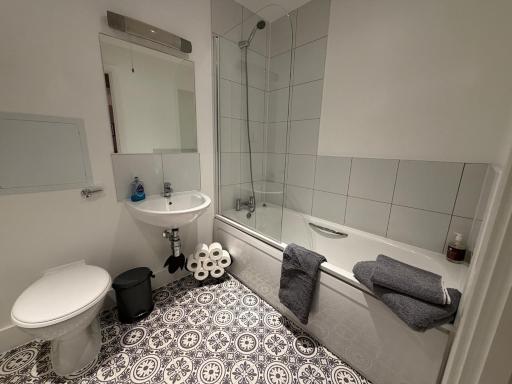 Spacious Luxury Waterfront Apartment - Housity