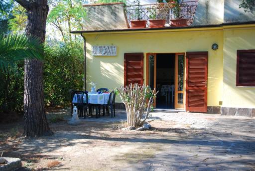 Appartamento Acacia - Zona centrale, con clima, giardino privato e posto auto - Housity