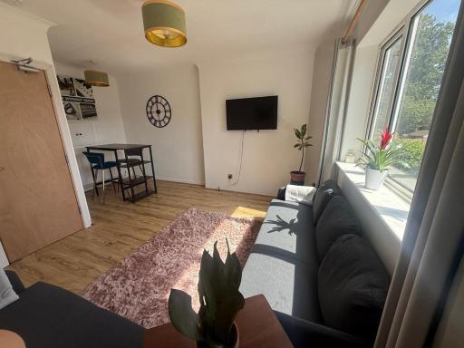 The Chessington Retreat - 2 Bed Home - Housity