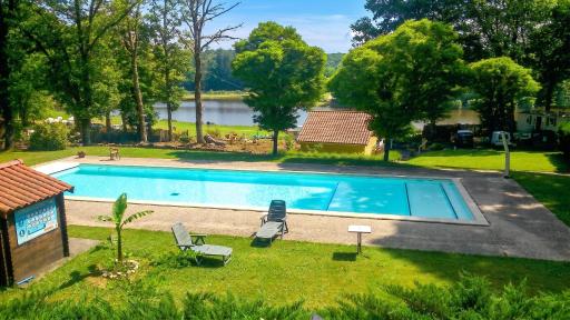 Bungalow charmant à Rochechouart avec vue sur lac - Housity
