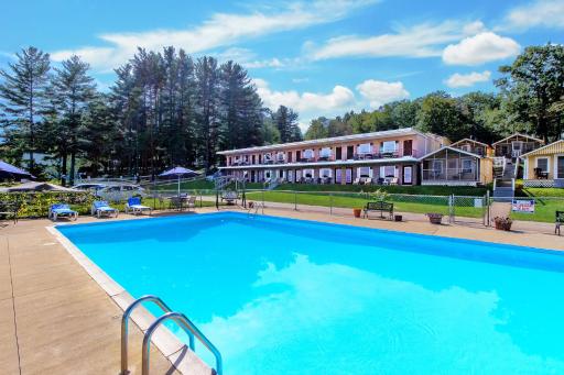 Half Moon Motel & Cottages - Housity