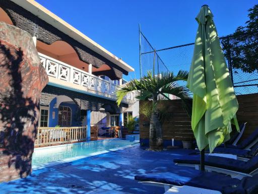 Spacious Villa with Pool and 10 Bedrooms in Quatre Cocos - Housity