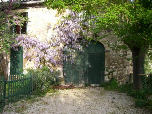 Maison charmante avec terrasse et jardin a Noves - Housity