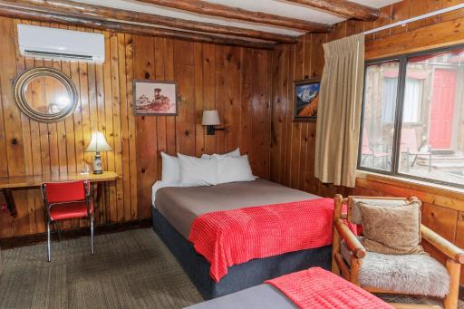 Foot of the Mountain Motel - Housity