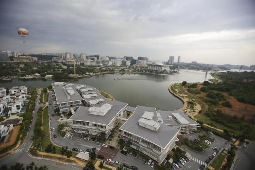Tamara Putrajaya (Promenade Suite, 3 AC Bedrooms, 2 Baths, WiFi, Lake & City View) by MRK - Housity