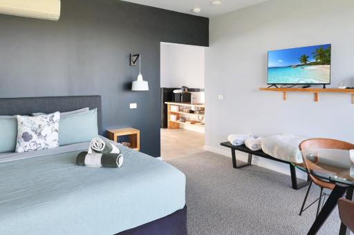 The Nest Luxury Stay Couples Accommodation w Private bath tub on the deck, sky views, disability suitable Breakfast hamper on arrival - Housity