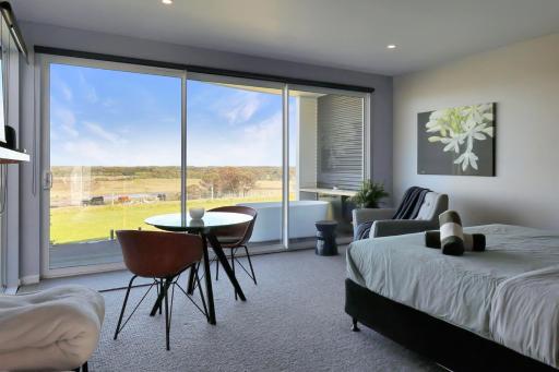 The Nest Luxury Stay Couples Accommodation w Private bath tub on the deck, sky views, disability suitable Breakfast hamper on arrival - Housity