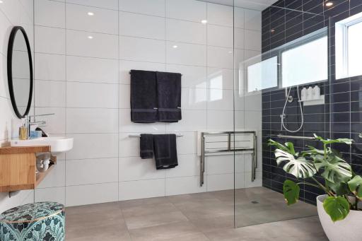 The Nest Luxury Stay Couples Accommodation w Private bath tub on the deck, sky views, disability suitable Breakfast hamper on arrival - Housity