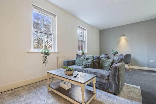 #St Georges Court by DerBnB, Spacious 2 Bedroom Apartments, Free Parking, WI-FI, Netflix & Within Walking Distance Of The City Centre - Housity