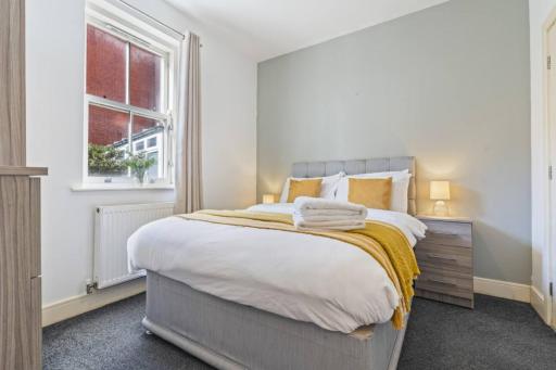 #St Georges Court by DerBnB, Spacious 2 Bedroom Apartments, Free Parking, WI-FI, Netflix & Within Walking Distance Of The City Centre - Housity
