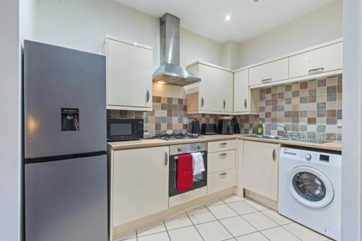 #St Georges Court by DerBnB, Spacious 2 Bedroom Apartments, Free Parking, WI-FI, Netflix & Within Walking Distance Of The City Centre - Housity