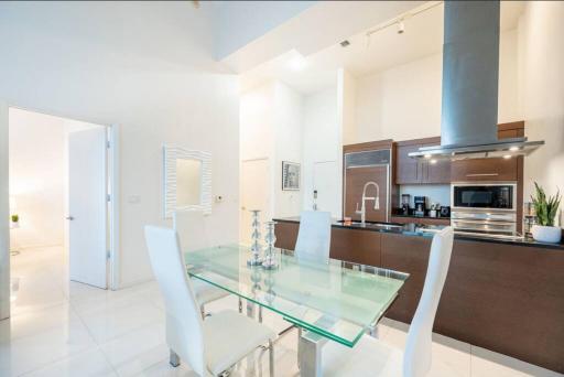 Beautiful One Bedroom Condo 16ft ceilings at the W - Housity