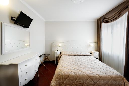 Hotel Edelweiss - Housity
