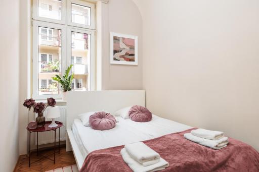 Homely 4 Bedroom Apartment - Old Town - by Upstairs - Housity
