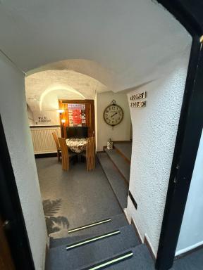 HOSTEL LOVELY ROOMS, city center, shared Bathroom, windows to corridor - Housity