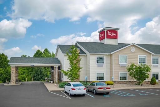 Cobblestone Hotel & Suites - Charlestown - Housity