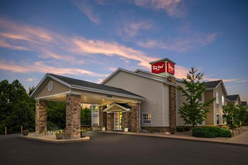 Cobblestone Hotel & Suites - Charlestown - Housity