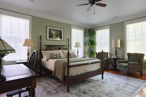 Beautiful 3Bed Townhome in Historic Downtown Savannah - Housity