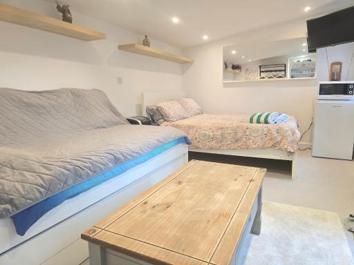 Urban Log Cabin near zone 2 tube - Housity