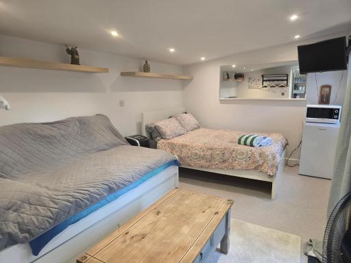 Urban Log Cabin near zone 2 tube - Housity