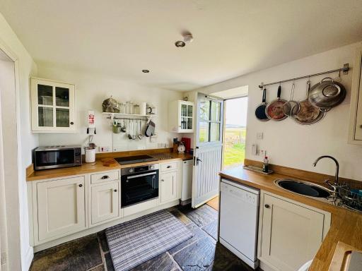 Charming cottage with loch and hill views nr Edinburgh - Housity