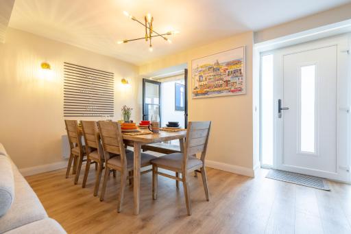 The Secret Garden, Donaghadee - The Beach House - Hot Tub - Tiki Bar - Games Room - Sleeps 6 - Housity
