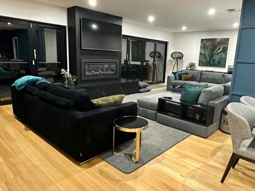 BADGER HOUSE - 4 Bed, 4 Bath, Stunning Entertainer plus Fire - Housity