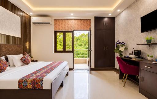 Divine Inn Couple Friendly Hotel near Sector 51 Metro Station - Housity
