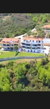 Bungalow White Tennis Apartments & Suites - Housity