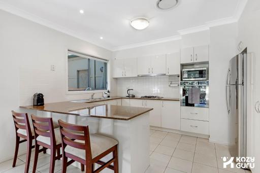 KOZYGURU Westleigh Spacious Home with 4 Beds NWE039 - Housity