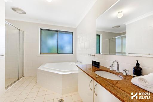KOZYGURU Westleigh Spacious Home with 4 Beds NWE039 - Housity