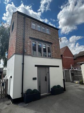 Unique 1850s Tower Central Maldon Location - Housity