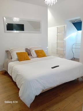 Chambre, salle de bain, toilette, salon privatif - Housity