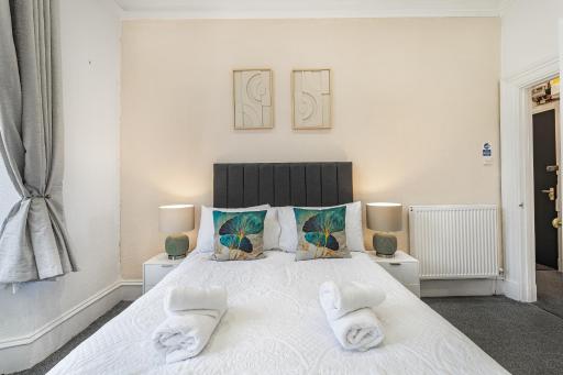 The Summit West End- Elegant Apartment with Free Parking in Prime Location - Housity
